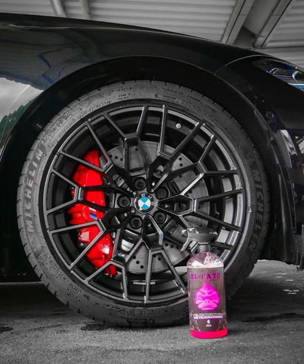 BMW-Rad mit roter Bremszange und El-Pato-Felgenreiniger