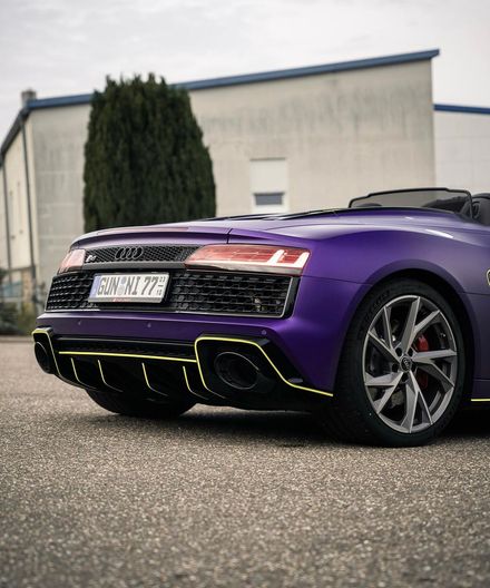 Heck eines mattvioletten Audi R8 Spyder
