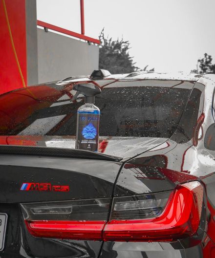 Nasses Heck eines BMW M3 CS mit El-Pato-Sprühflasche
