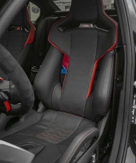 Schalensitze mit roten Akzenten im BMW M